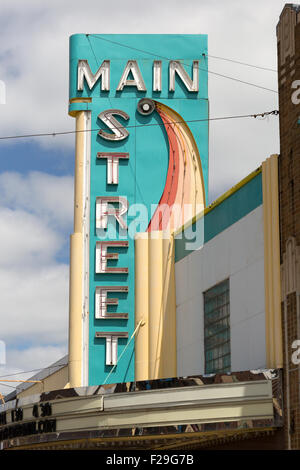 1939 cinéma art déco et signe les manifestations le long de la rue principale de Sauk Centre, Minnesota Banque D'Images