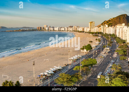Vue aérienne de la plage de Copacabana à Rio de Janeiro, tôt le matin Banque D'Images