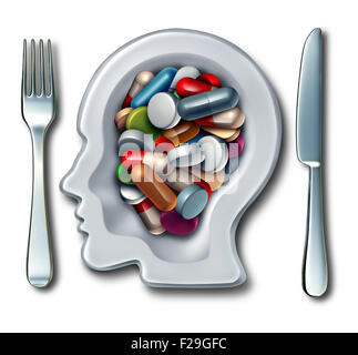 Drogues et cerveau neuroscience medicine concept comme une assiette à dîner avec fourchette et couteau en forme d'une tête humaine avec des médicaments en comprimés et gélules comme un symbole de la santé mentale médicaments intelligents pour la recherche en neurologie nouvelle thérapie. Banque D'Images