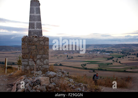 Obélisque dans le campagne, Chemin de Saint-Jacques de Compostelle - Espagne Banque D'Images