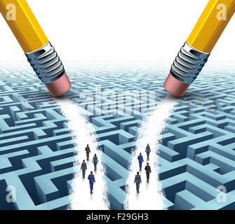 L'équipe d'affaires choix de solution que de deux différents groupes d'employés sur un labyrinthe labyrinthe ou marcher sur les chemins ouverts par les gommes crayon comme une métaphore pour les options d'emploi pour le recrutement d'entreprises. Banque D'Images
