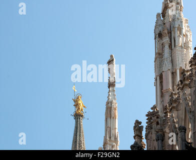 Statue d'or de la Vierge Marie, la cathédrale de Milan - Italie Banque D'Images