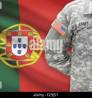 Soldat américain avec drapeau sur le Portugal - série d'arrière-plan Banque D'Images