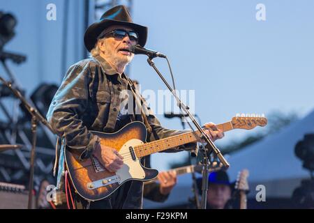 Chicago, Illinois, USA. 12 Sep, 2015. Légende pays Merle Haggard il se produit au cours de Riot Fest à Douglas Park à Chicago, Illinois © Daniel DeSlover/ZUMA/Alamy Fil Live News Banque D'Images