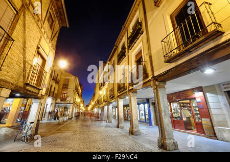 La Calle Mayor, la rue Alcala de Henares, communauté de Madrid, Espagne. Banque D'Images