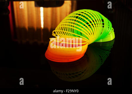 De couleur arc-en-ciel slinky jouet constitué d'un fil en plastique bobine spiralée qui permet la flexibilité et de la mobilité Banque D'Images