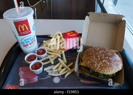 Repas combo McDonalds burger frites soft drink Banque D'Images