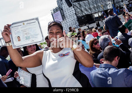 Miami Beach Florida,serment de la citoyenneté cérémonie,immigrants,naturalisation,citoyen,assermentation,nouveaux citoyens,allégeance,certificat de naturalisation,s Banque D'Images