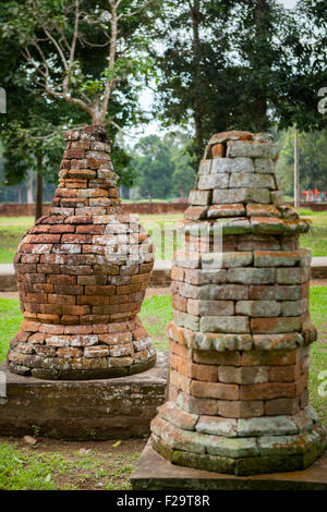 Stupas à Muaro Jambi, Jambi, Indonésie. Banque D'Images