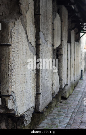 Sur le mur de pierres tombales médiévales de Catherine's Alley (Katariina käik), Tallinn, Estonie Banque D'Images