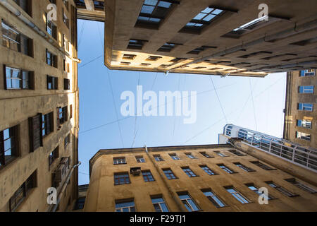 Vue de bas en haut en cour-puits dans le centre historique de Saint-Pétersbourg, en Russie. Banque D'Images