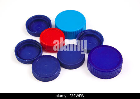 La composition avec capuchons en plastique isolé sur fond blanc Banque D'Images