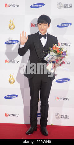 Lee Joon-gi, Sep 10, 2015 : l'acteur sud-coréen Lee Joon-gi assiste à un événement tapis rouge de Seoul International Drama Awards 2015 à Séoul, Corée du Sud. © Lee Jae-Won/AFLO/Alamy Live News Banque D'Images