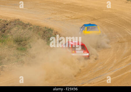 De Dnepropetrovsk, Ukraine. 13 Septembre, 2015. Paire serrée dans une voiture classique pendant toute l'Ukrainien Autocross championnat à 13 Septembre, 2015, Dnepropetrovsk, Ukraine Credit : Iouri Kravtchenko/Alamy Live News Banque D'Images