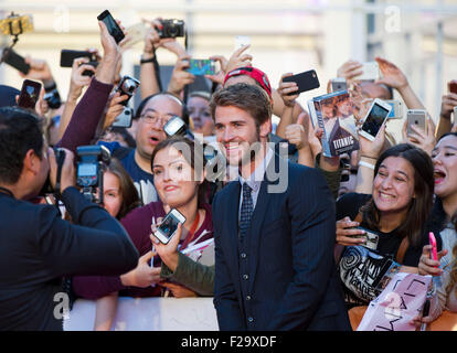 Toronto, Canada. 14Th Sep 2015. L'acteur Liam Hemsworth (R) pose pour des photos avec des fans avant la première mondiale du film "La couturière", au Roy Thomson Hall pendant le 40e Festival International du Film de Toronto à Toronto, Canada, le 14 septembre 2015. Credit : Zou Zheng/Xinhua/Alamy Live News Banque D'Images