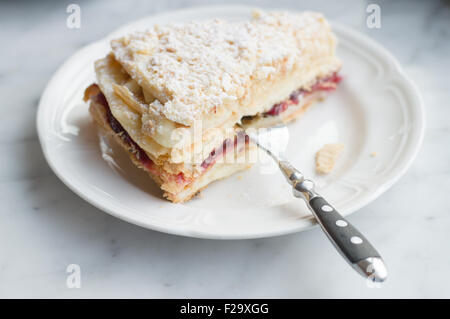 Mille feuille tranche de gâteau sur une assiette avec une fourchette, selective focus Banque D'Images