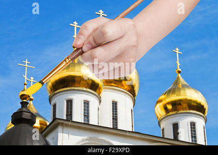 Travel Concept - peintures à la main par paintbrush golden coupole sur l'église russe Banque D'Images