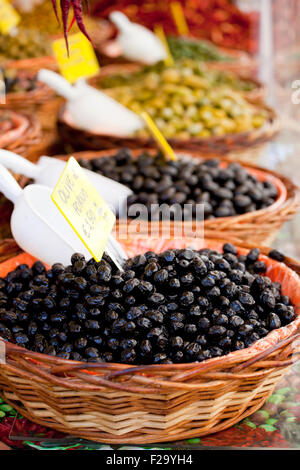 Olives sur un panier en osier Banque D'Images