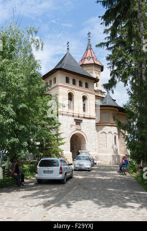 Suceava, Roumanie - 01 juillet, 2015 : Vue de l'entrée du monastère de John à Suceava Banque D'Images