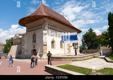 Suceava, Roumanie - 01 juillet, 2015 : les touristes en face de l'Église polonaise dans la ville de Suceava Banque D'Images