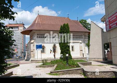 Suceava, Roumanie - 01 juillet, 2015 : les touristes en face de l'Église polonaise dans la ville de Suceava Banque D'Images