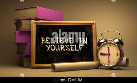 Croyez en vous-même à la main sur tableau. Banque D'Images