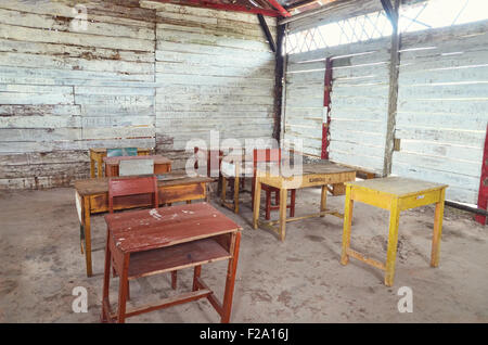 Le tableau d'un bureau dans une vieille salle de classe Banque D'Images