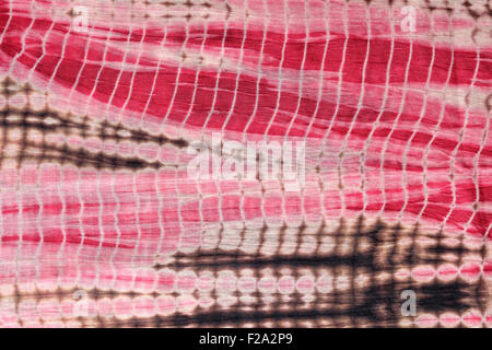 Résumé fond de rouge, noir, rose et tissu tye and dye. Banque D'Images