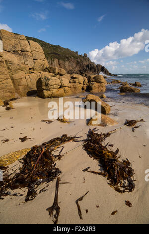 Marée basse à Porthgwarra cove à west Cornwall Banque D'Images