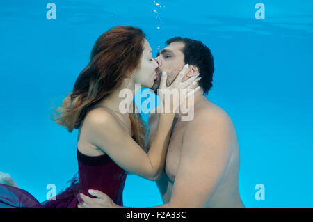 L'homme et la femme s'embrasser sous l'eau, sous l'fasihon dans la piscine, Odessa, Ukraine Banque D'Images