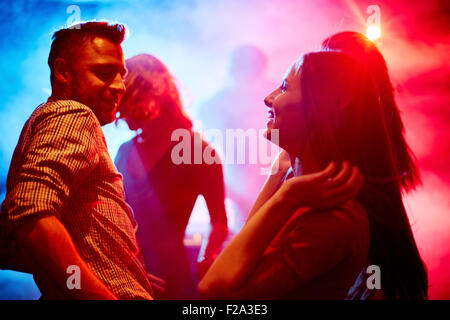 Couple heureux à disco Banque D'Images