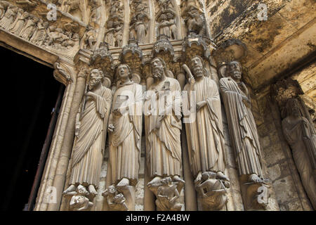 Statues de Saints Catholiques à la cathédrale de Notre-Dame de Chartres, une cité médiévale cathédrale catholique de Chartres, en France, environ 80 Banque D'Images