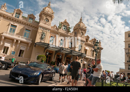 Casino de Monte-Carlo, avec différentes supercars à l'extérieur sur été, Monaco, France. Banque D'Images