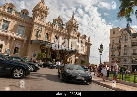 Casino de Monte-Carlo, avec différentes supercars à l'extérieur sur été, Monaco, France. Banque D'Images