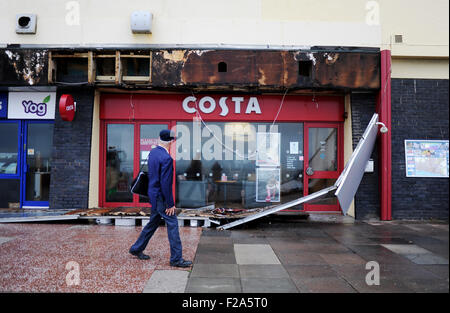 Brighton, UK. 15 Septembre, 2015. Météo : Un café Costa sur le front de mer de Brighton endommagées par les tempêtes d'une nuit avec une mauvaise météo qui devrait continuer de battre la côte sud de la semaine Crédit : Simon Dack/Alamy Live News Banque D'Images