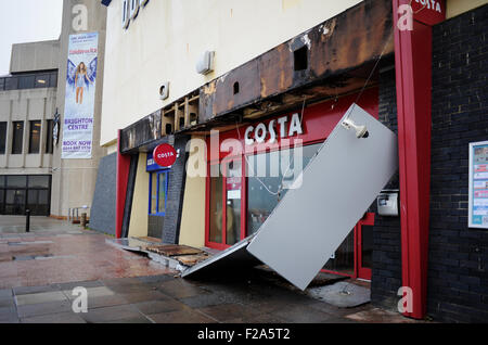 Brighton, UK. 15 Septembre, 2015. Météo : Un café Costa sur le front de mer de Brighton endommagées par les tempêtes d'une nuit avec une mauvaise météo qui devrait continuer de battre la côte sud de la semaine Crédit : Simon Dack/Alamy Live News Banque D'Images