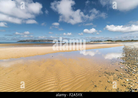 Morfa Conwy Beach sur la côte nord du Pays de Galles à la recherche sur le Great Orme Llandudno Banque D'Images