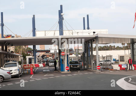 La douane à la frontière entre l'Espagne et Gibraltar, territoire britannique d'outre-mer dans le sud de l'Europe Banque D'Images