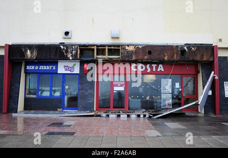 Brighton, UK. 15 Septembre, 2015. Météo : Un café Costa sur le front de mer de Brighton endommagées par les tempêtes d'une nuit avec une mauvaise météo qui devrait continuer de battre la côte sud de la semaine Crédit : Simon Dack/Alamy Live News Banque D'Images