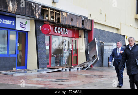 Brighton, UK. 15 Septembre, 2015. Météo : Un café Costa sur le front de mer de Brighton endommagées par les tempêtes d'une nuit avec une mauvaise météo qui devrait continuer de battre la côte sud de la semaine Crédit : Simon Dack/Alamy Live News Banque D'Images