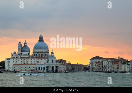 Le coucher du soleil. Venise Italie. Punta della Dogana et Basilica di Santa Maria della Salute Banque D'Images