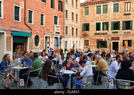 Le café-bar italien à Campo Santa Margherita, Venise, Italie Banque D'Images