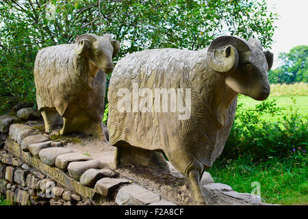 Moutons en pierre sculpture par Keith Alexander. Situé sur le Pennine Way à faible vigueur, l'Angleterre, de Teesdale. Banque D'Images