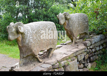 Moutons en pierre sculpture par Keith Alexander. Situé sur le Pennine Way à faible vigueur, l'Angleterre, de Teesdale. Banque D'Images