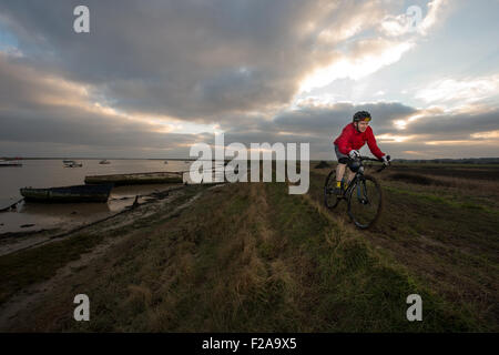 Le vélo dans le fleuve de l'estuaire de l'ADLE,Orford, Suffolk, Angleterre Banque D'Images