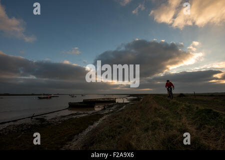 Le vélo dans le fleuve de l'estuaire de l'ADLE,Orford, Suffolk, Angleterre Banque D'Images