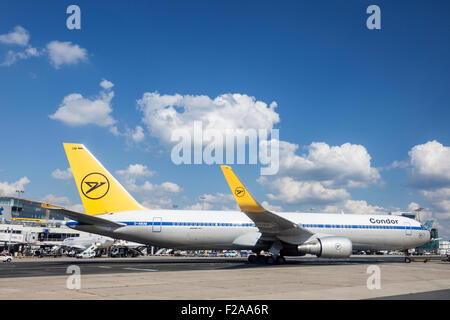 Boeing 767 de la compagnie aérienne Condor à l'aéroport de Francfort Banque D'Images