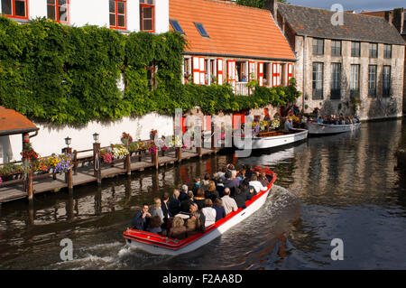 Excursions en bateau sur le canal de Bruges. Une excursion en bateau sur les pittoresques canaux de Bruges vous permet d'admirer les plus beaux de la ville. Banque D'Images