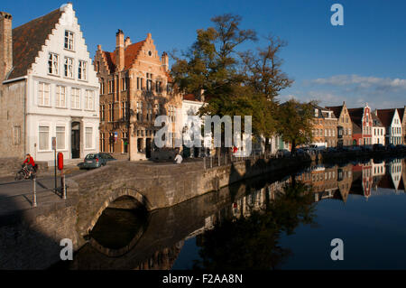 Paysages de Bruges. Maisons sur la rue Langerei refelected au canal. Langerei Street. Un mélange de styles de maison avec le canal du centre, en font un cadre particulièrement attractif de Bruges. Maisons typiquement sur le canal de Langerei street. La scène du canal. Banque D'Images