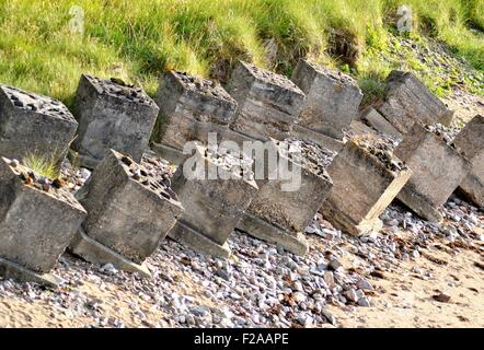 Les défenses du réservoir sur la plage de Sandend, au nord de l'Écosse Banque D'Images